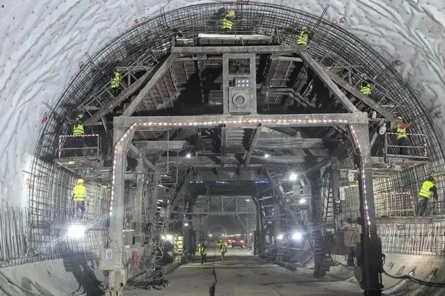 西安至延安高速鐵路9座高風(fēng)險(xiǎn)隧道全部貫通